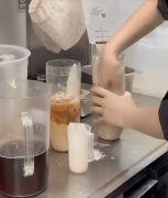 <b>霸王茶姬手打食安危机：业绩下滑股价腰斩被下</b>